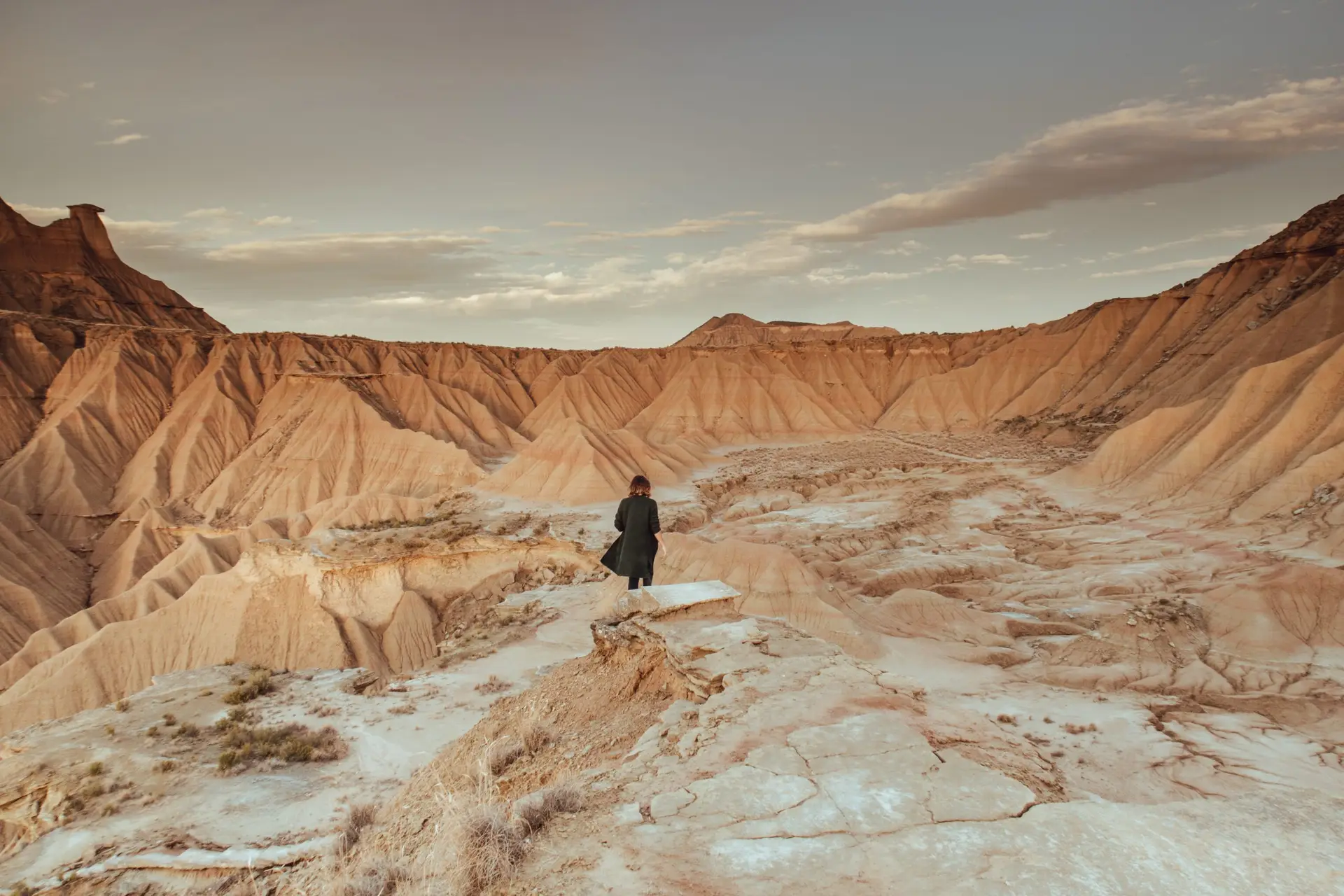 Fotógrafa Julia en las Bardenas Reales al atardecer