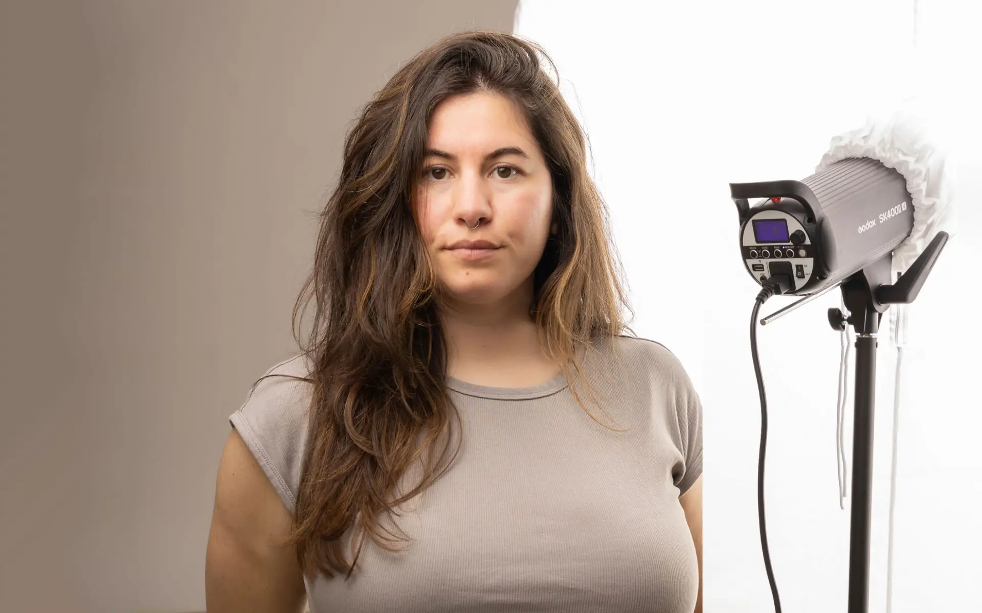 Julia, fotógrafa profesional en estudio posando a cámara